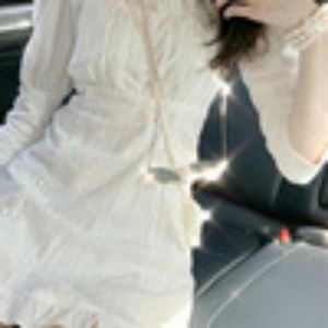 The short skirt closes the waist to show thin whit